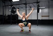 chica realizando wod isabel en crossfit