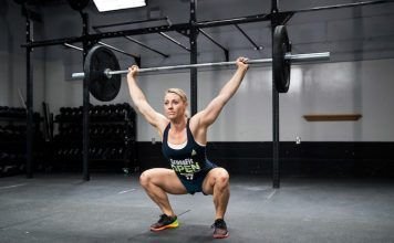 chica realizando wod isabel en crossfit