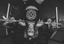 chica realizando press banca en wod linda crossfit