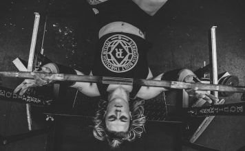 chica realizando press banca en wod linda crossfit