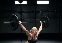 Brooke Ence realizando un ohs en wod nancy en crossfit