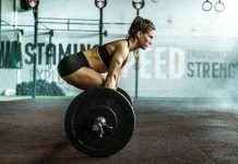 Chica realizando peso muerto en el WOD The Seven de CrossFit