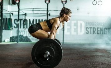 Chica realizando peso muerto en el WOD The Seven de CrossFit